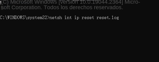 Ingrese el comando netsh int ip reset reset.log
