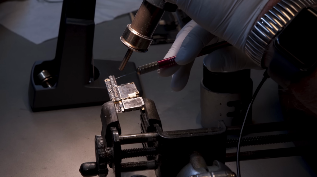 Técnico realizando recuperación de datos en un entorno de sala blanca certificada