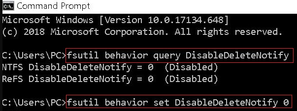 Ventana del Símbolo del sistema que muestra la salida de fsutil behavior query DisableDeleteNotify, con resultado 0 indicando que TRIM está activado.